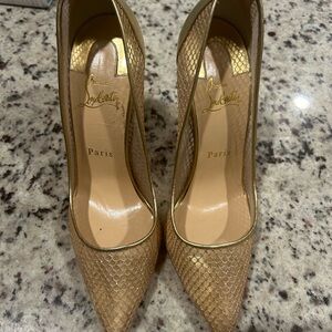 Sexy Gold Pumps!
